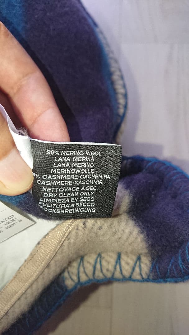 Hロゴ入りチェック柄クッション