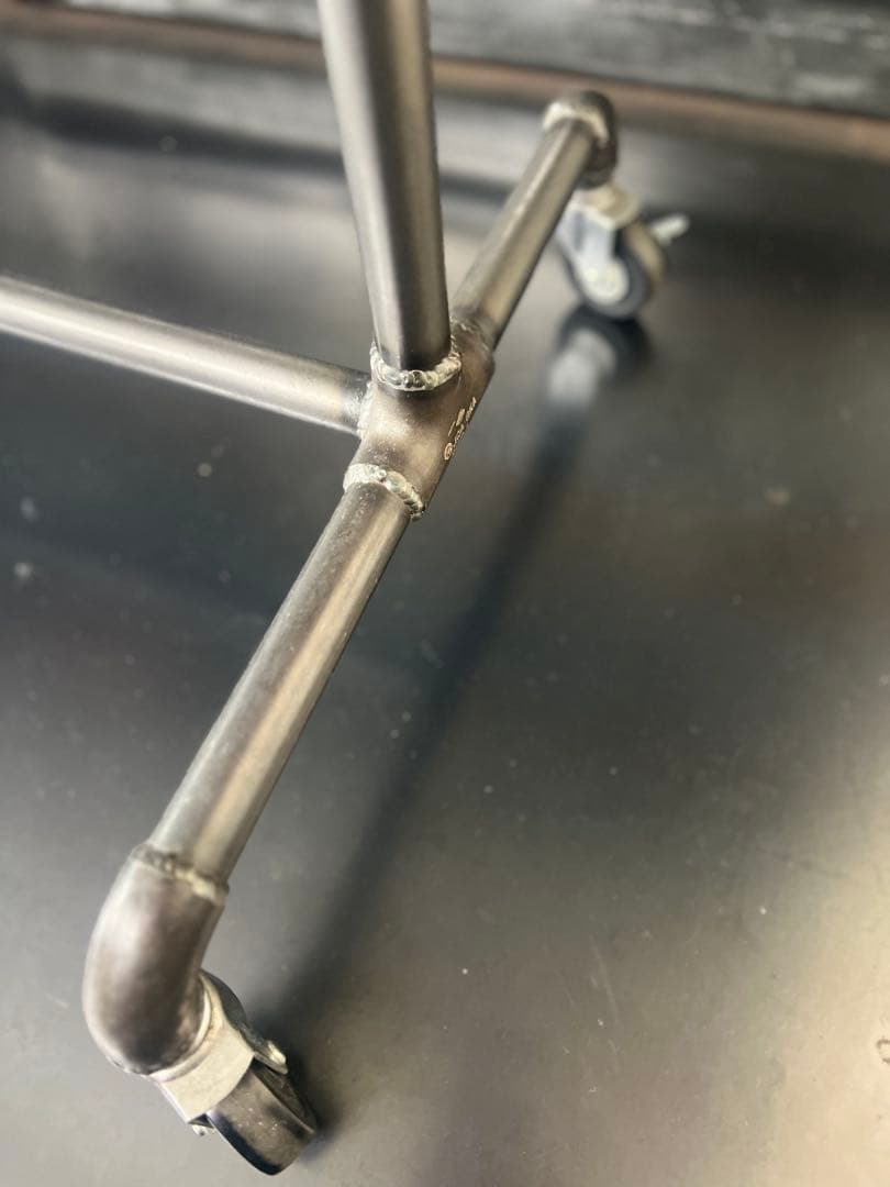 ガス管で製作キャスター付きハンガーラック