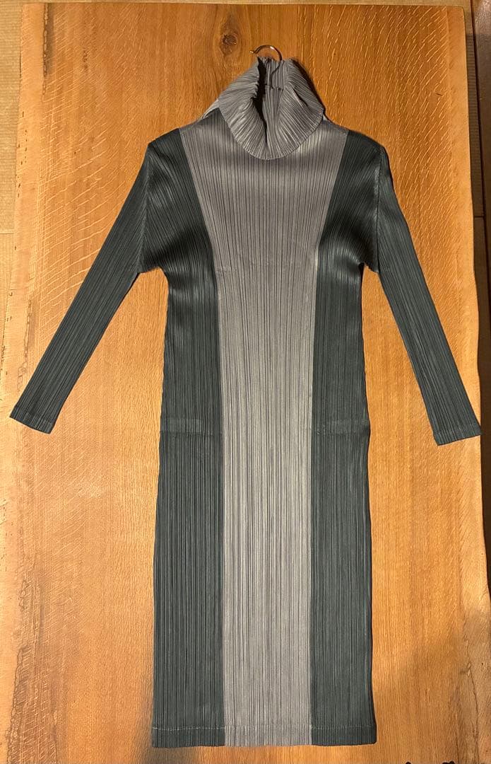 美品プリーツプリーズ　ロングワンピース