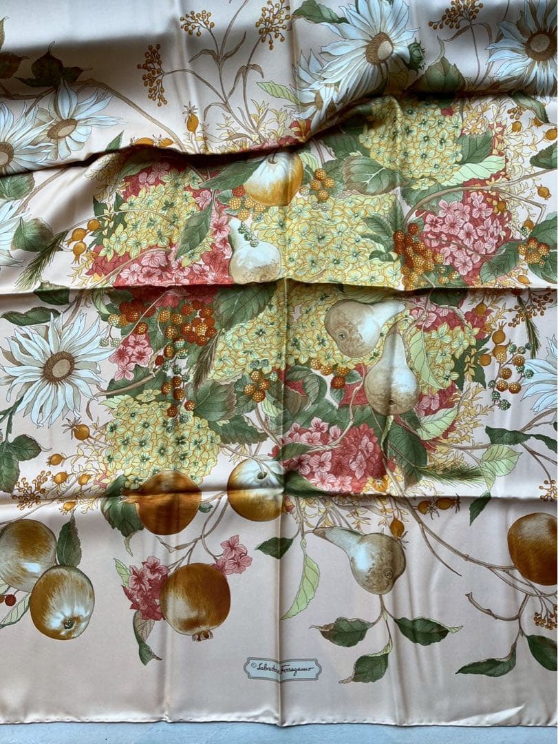 【新品未使用】フェラガモ Ferragamo 果実スカーフ 85✖️85センチ