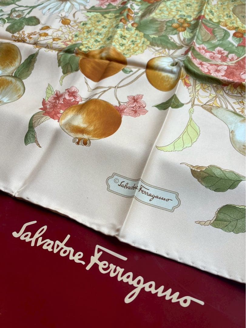 【新品未使用】フェラガモ Ferragamo 果実スカーフ 85✖️85センチ