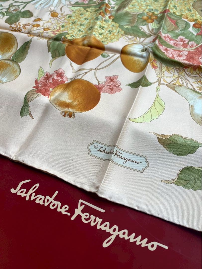 【新品未使用】フェラガモ Ferragamo 果実スカーフ 85✖️85センチ