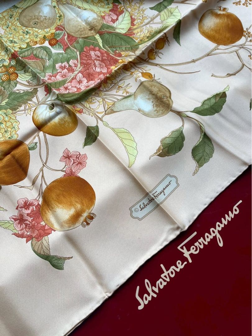 【新品未使用】フェラガモ Ferragamo 果実スカーフ 85✖️85センチ