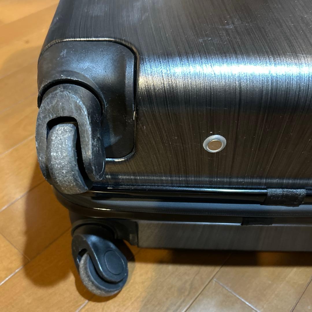 ポルシェデザイン　スーツケース　機内持ち込み可能　ガンシルバー