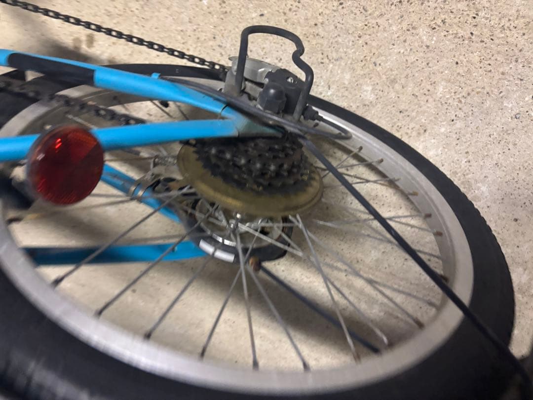 青い折りたたみ自転車 前バスケット付き