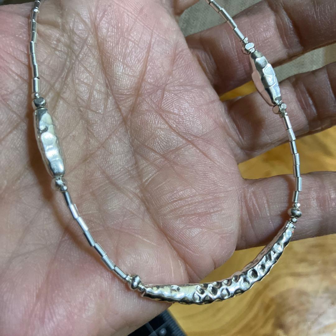 カレンシルバー　槌目仕上げのセミロングネックレス