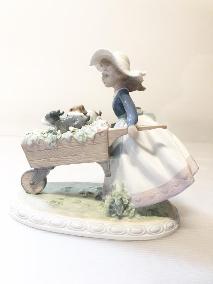 乗せてあげる 少女 仔犬