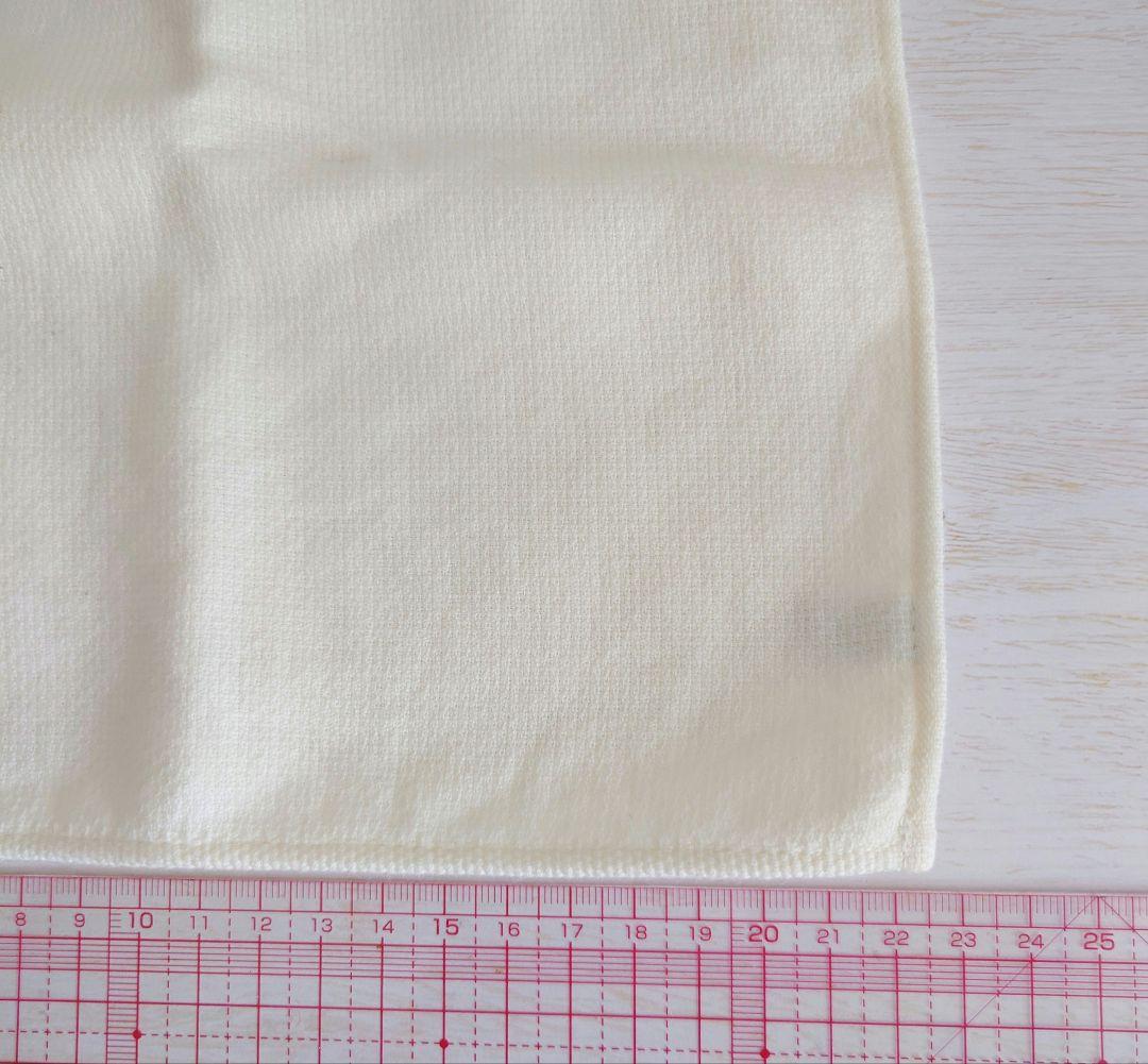 手刺繍入ちっちゃな タオルハンカチ【うさことフラワーリース】