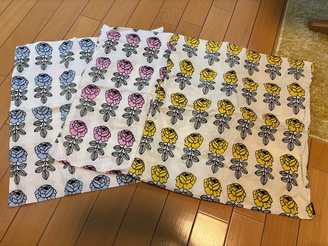 マリメッコ　Vihkiruusu（ヴィヒキルース）クッションカバー 3枚セット