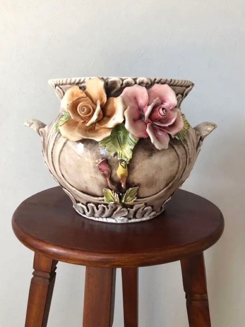 イタリア陶器 花瓶 花の装飾付き