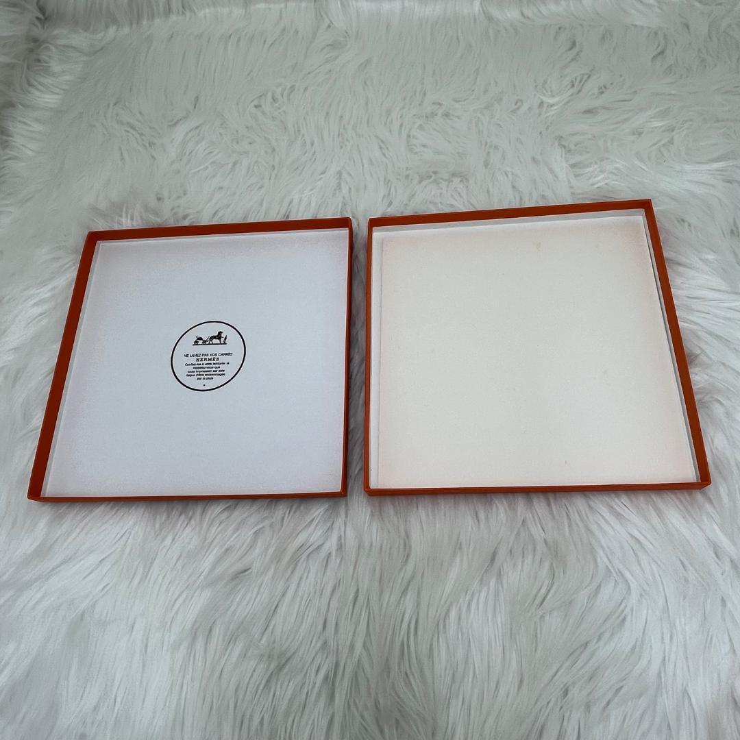 新品保管品　エルメス　HERMES 未使用品　カレ90 　スカーフ　オレンジ系