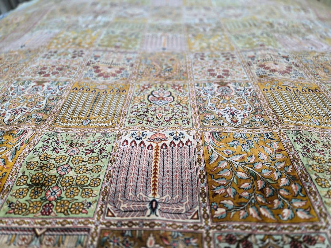 ペルシャ絨毯 本物保証 100%手織り素材シルク クム産サイズ292×200cm