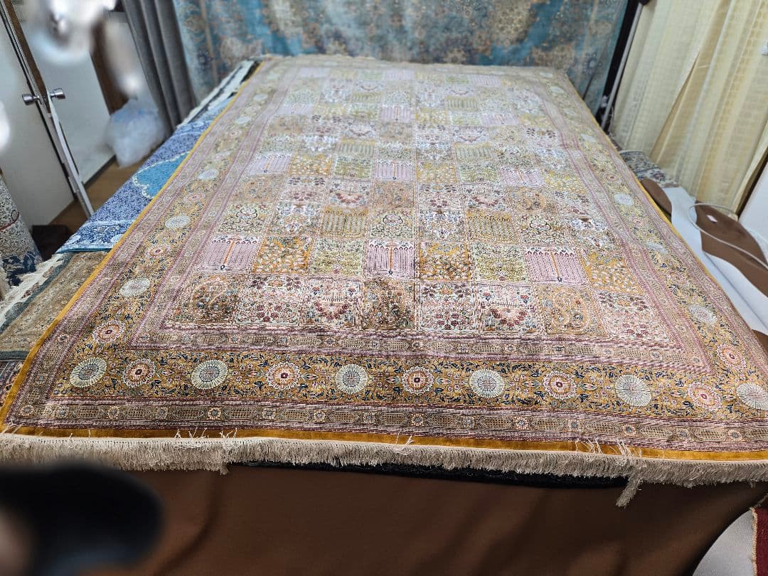 ペルシャ絨毯 本物保証 100%手織り素材シルク クム産サイズ292×200cm