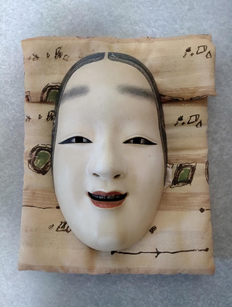 木製能面 手掘り　微笑みの表情