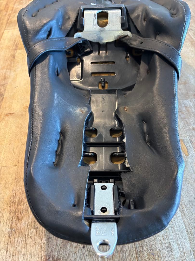 ハーレー　スポーツスター　XL883R 純正　シート