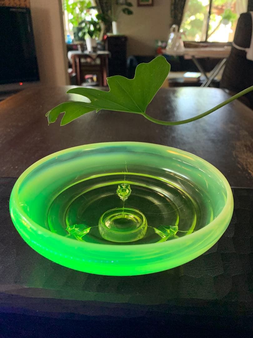 ウランガラス　ワセリンガラス　乳白色　アンティーク　フェントン　三つ足付き