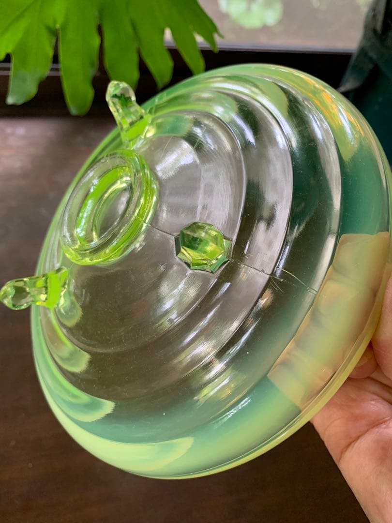 ウランガラス　ワセリンガラス　乳白色　アンティーク　フェントン　三つ足付き