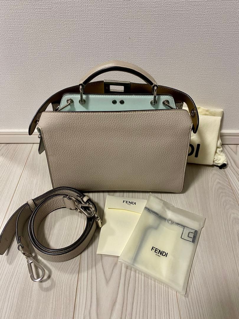 定価57.7万円 フェンディ ピーカブー ISeeU スモール　レザーバッグ