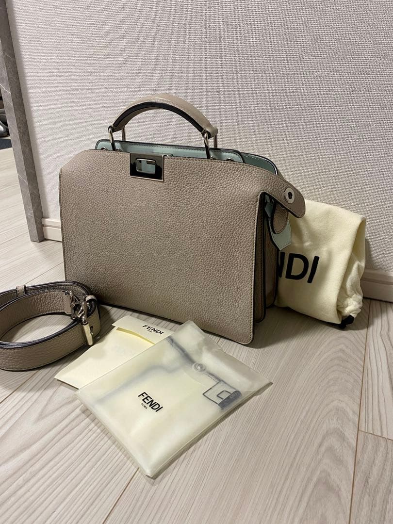 定価57.7万円 フェンディ ピーカブー ISeeU スモール　レザーバッグ