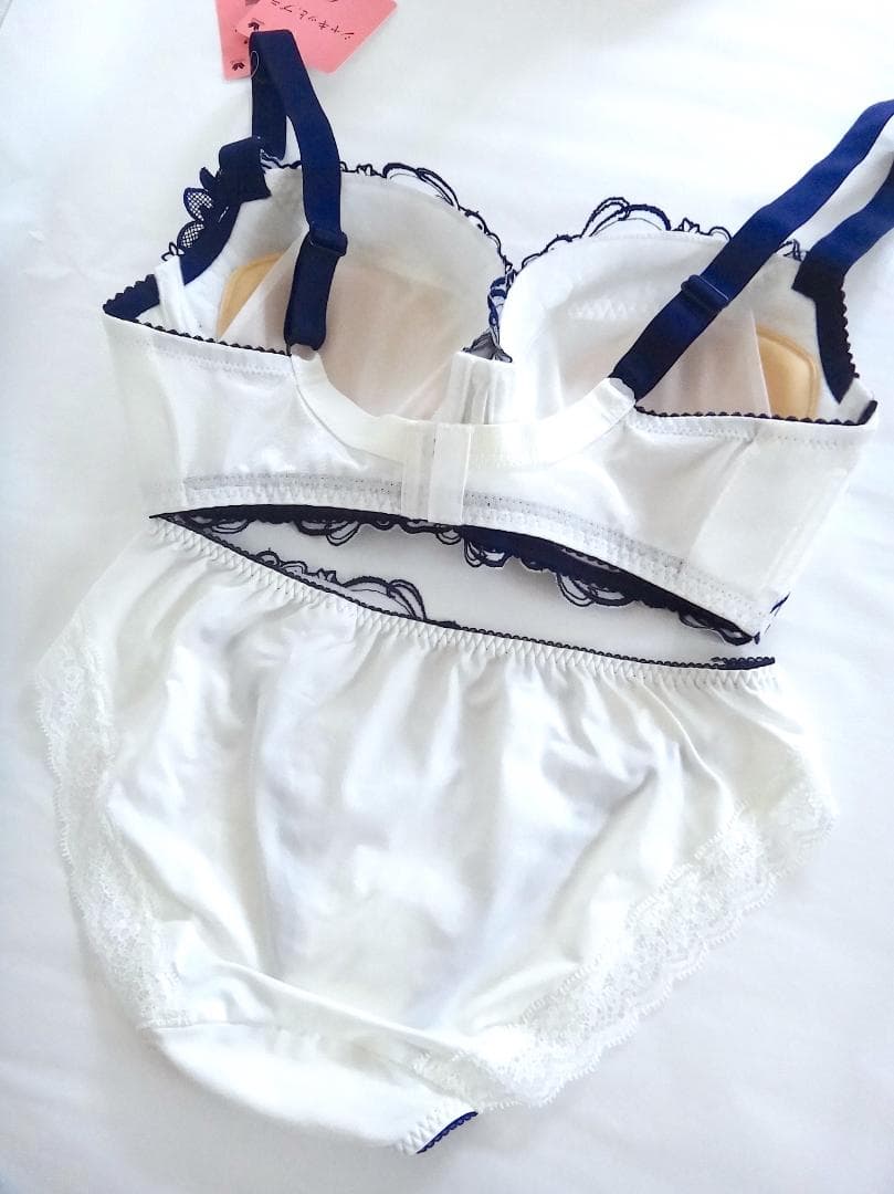 ワコール ルジェ ブラジャーF65 &ショーツM　白紺花柄