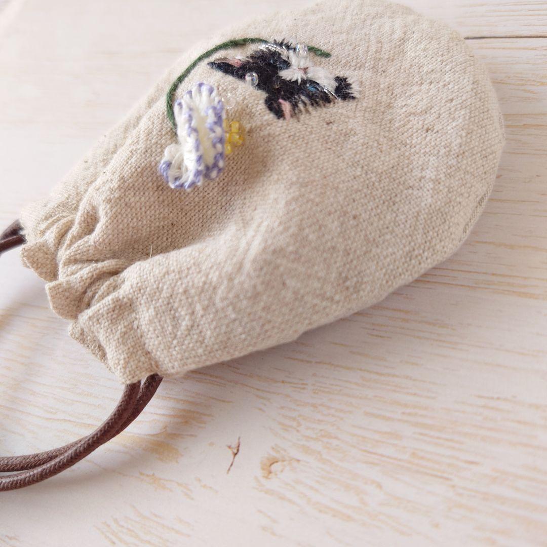 ちっちゃな巾着サシェ/詰替タイプ【ハチワレネコと白い花】