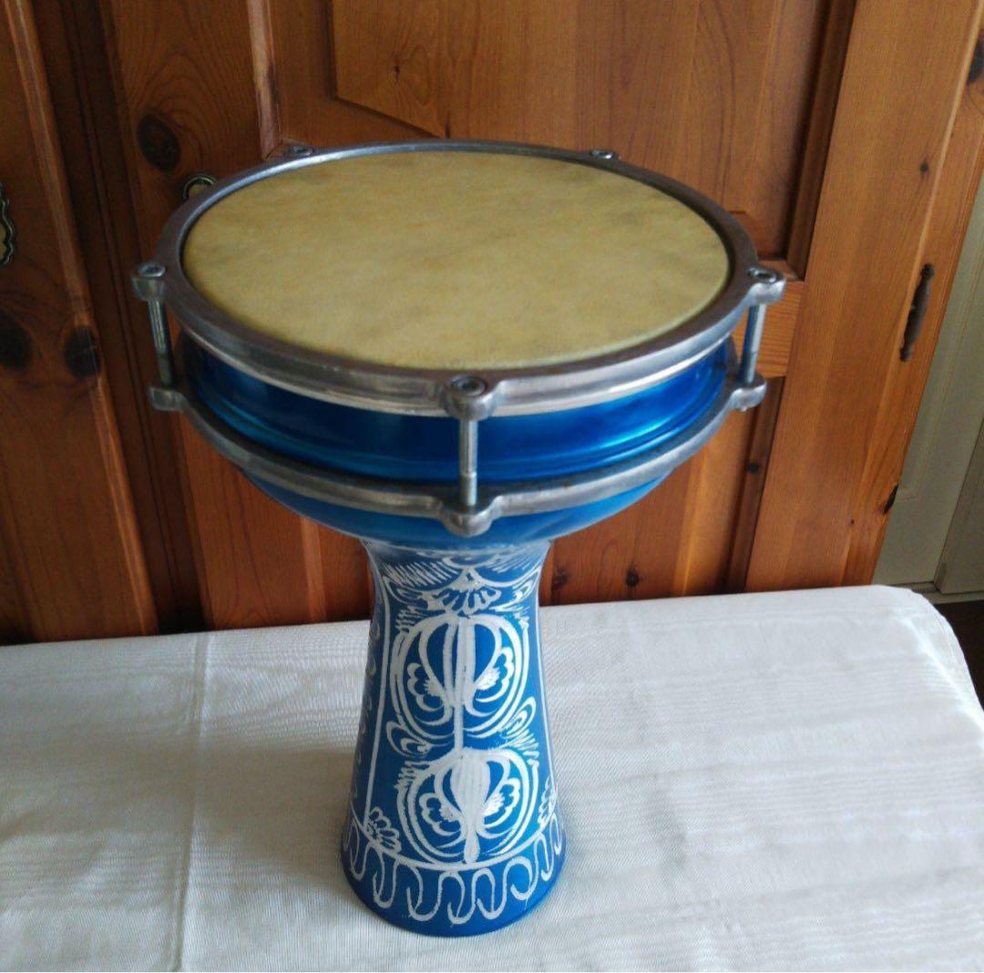 青い装飾模様のパーカッション楽器