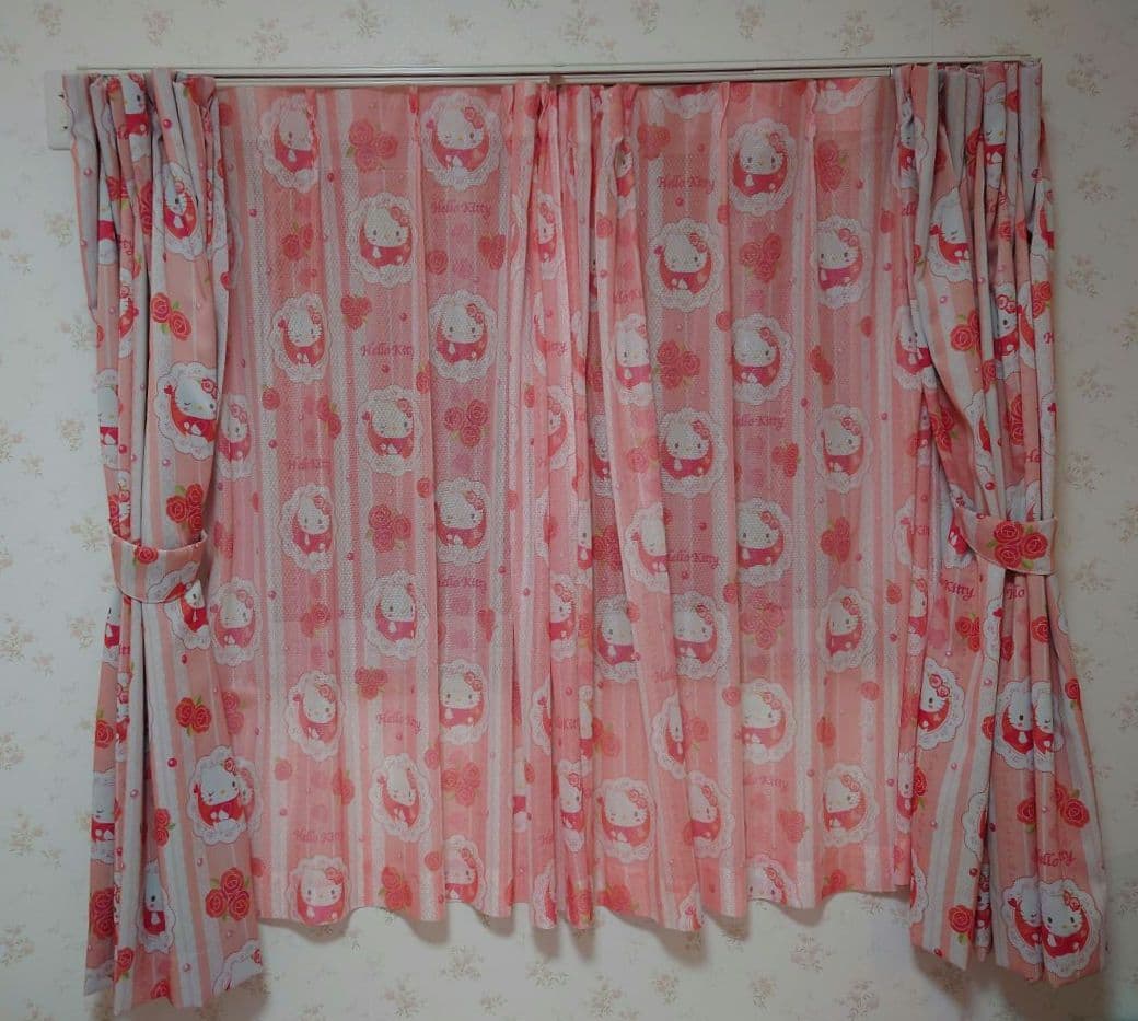 ハローキティ ピンクカーテン