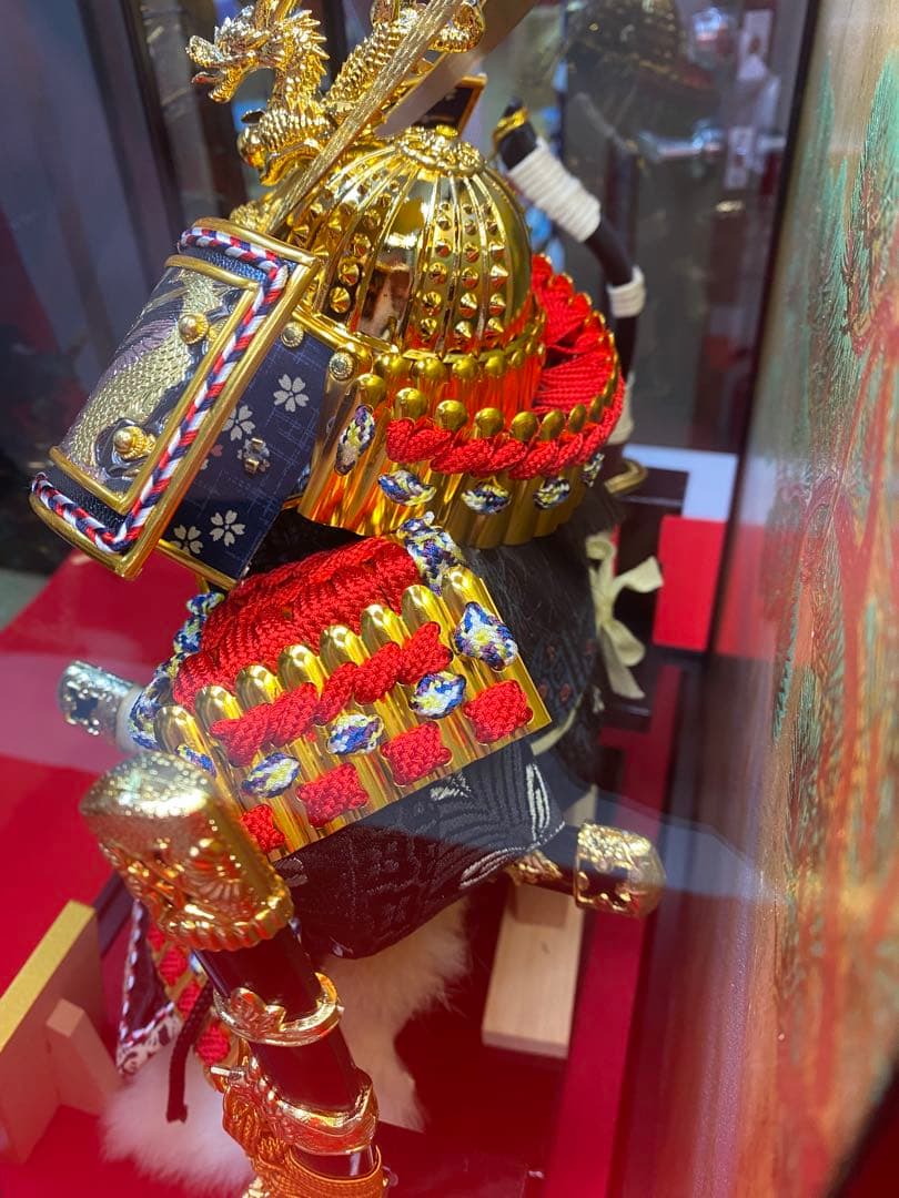 東京久月　五月人形　家紋付き若大将飾りオルゴール付六角ガラスケース入