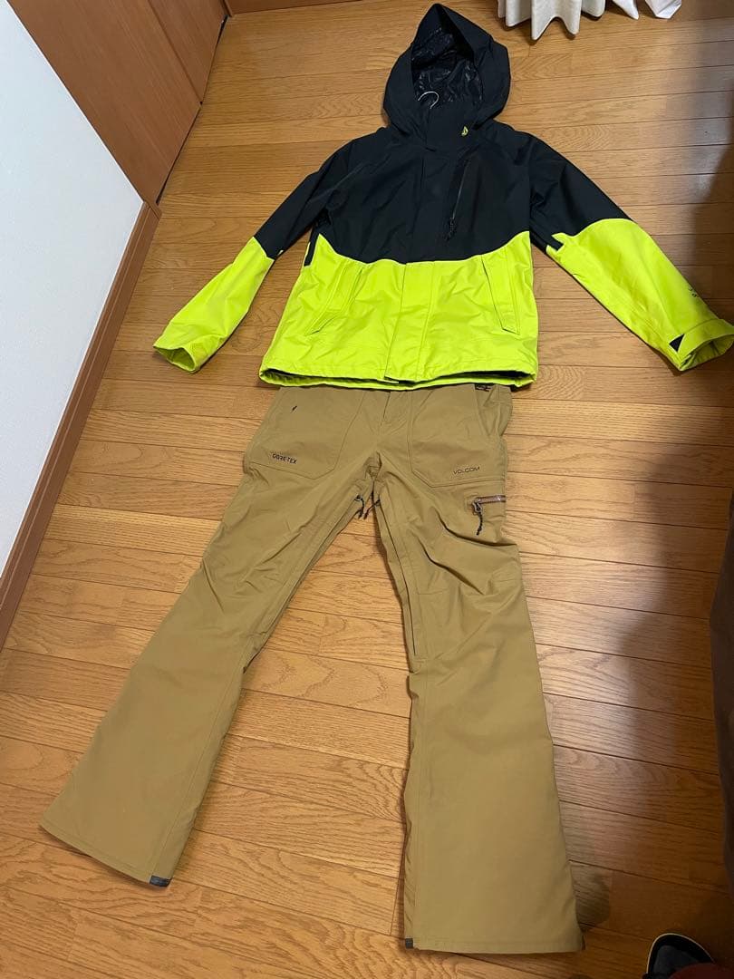 VOLCOM ゴアテックス スノーボードウェア レディース 上下セット