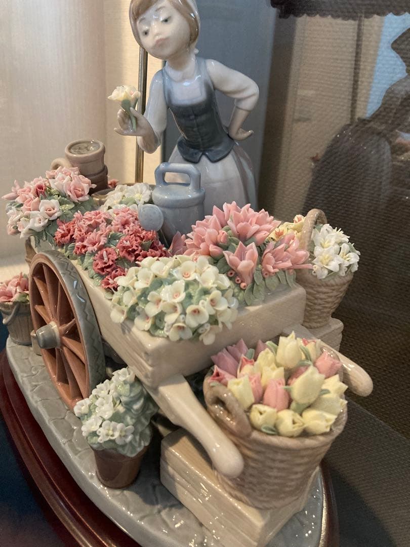 限定値下げ　美品　LLADRO 「公園通りの花屋さん」公式ガラスケース・木製台座