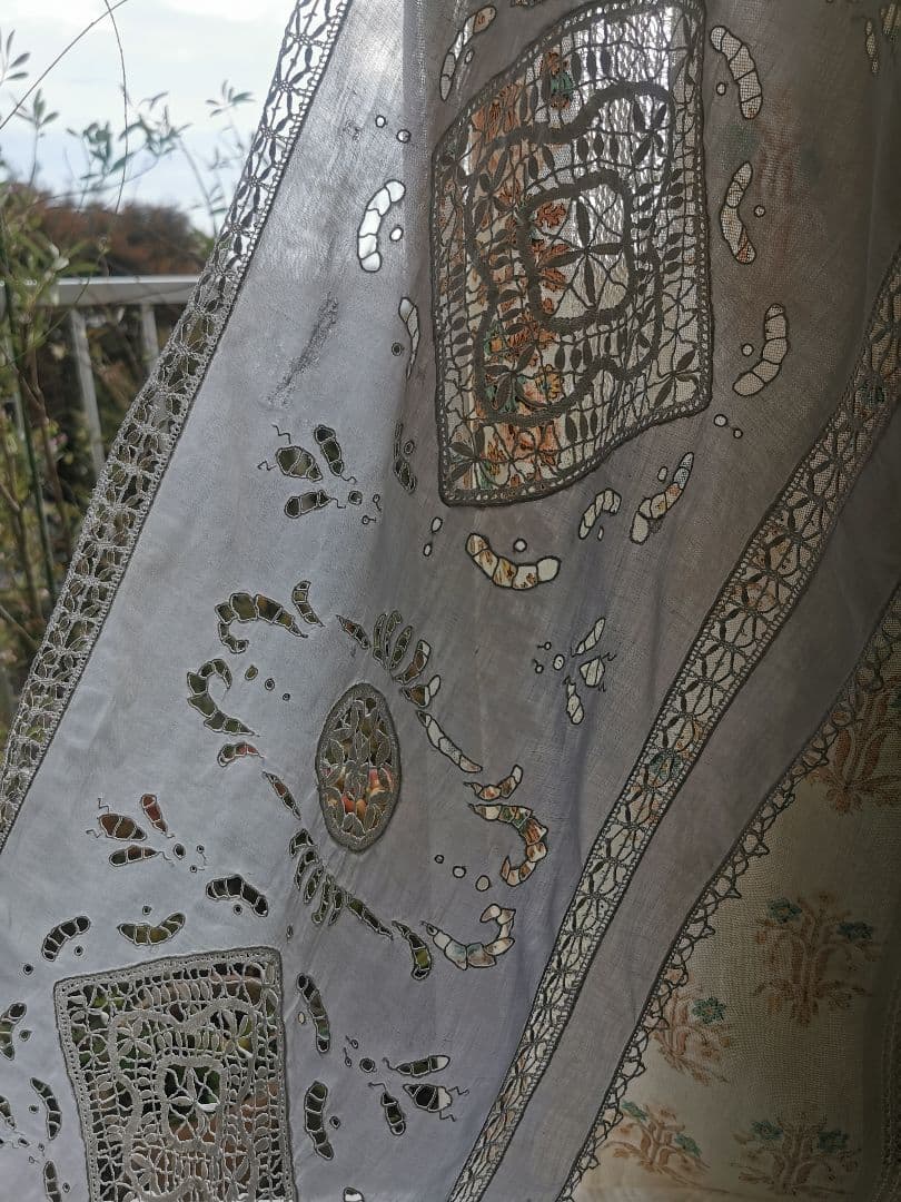 アンティーク 蜜蜂と蓮と葉のオープンカットワーク ボビンレースとろみリネンパネル