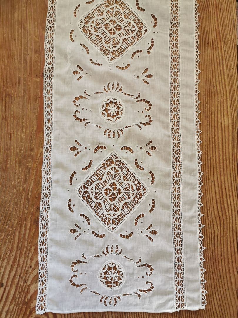 アンティーク 蜜蜂と蓮と葉のオープンカットワーク ボビンレースとろみリネンパネル