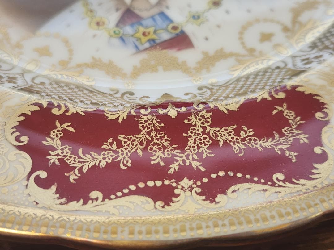 1953年にエインズレイ社が製作エリザベス女王戴冠記念の公式22k金プレート