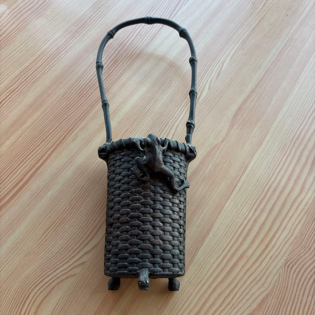 銅の竹籠風　蛙付の花入