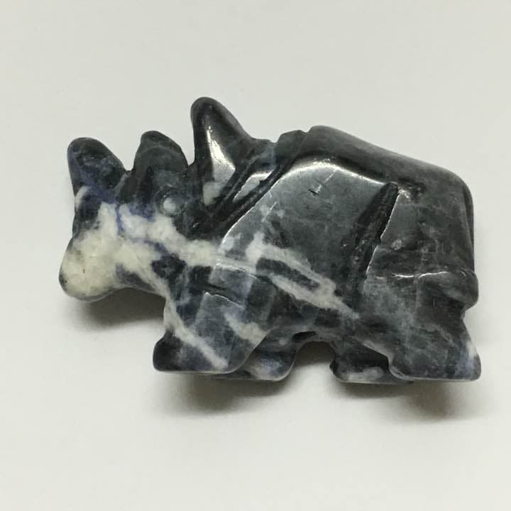 ソーダライト牛置物