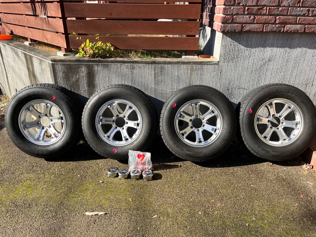ランクルプラド150系アルミホイールとスタッドレスタイヤ 265/65R17