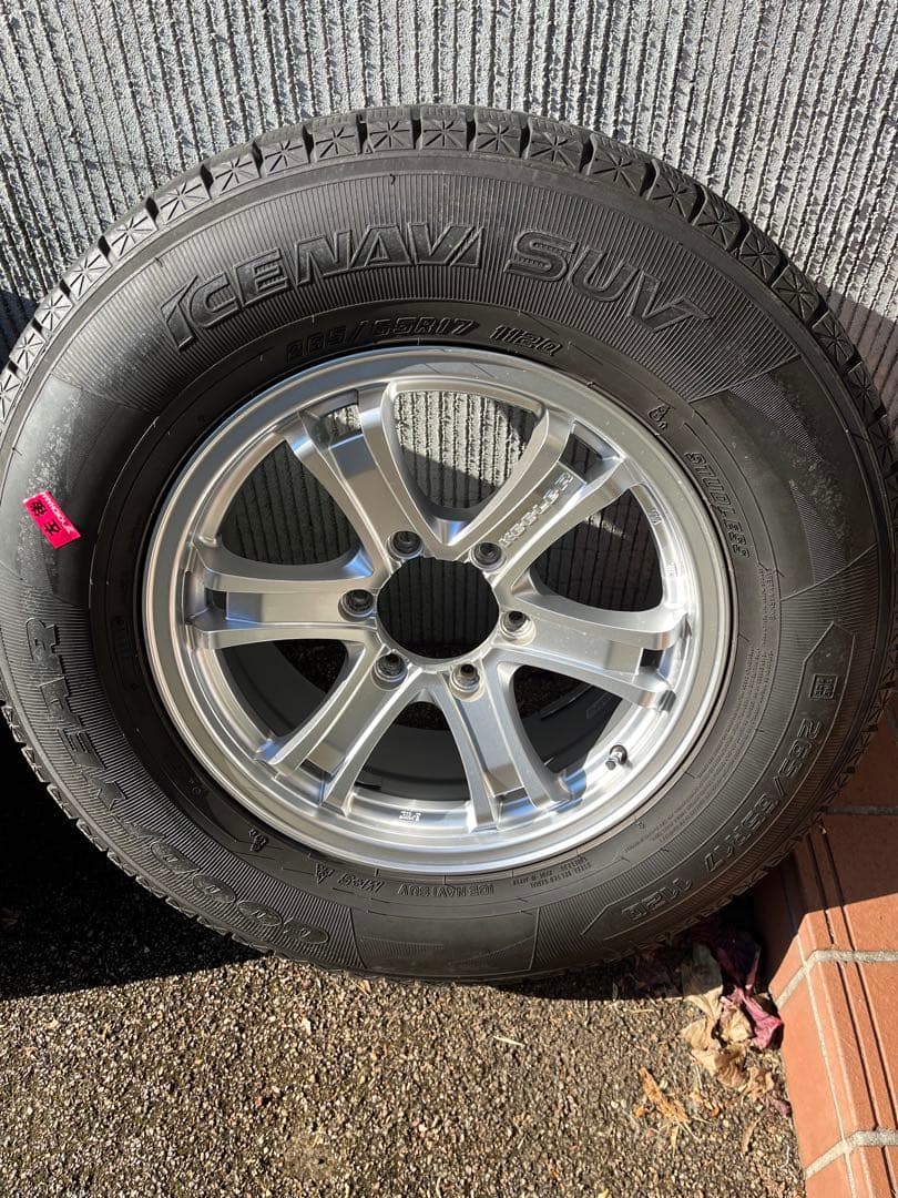 ランクルプラド150系アルミホイールとスタッドレスタイヤ 265/65R17