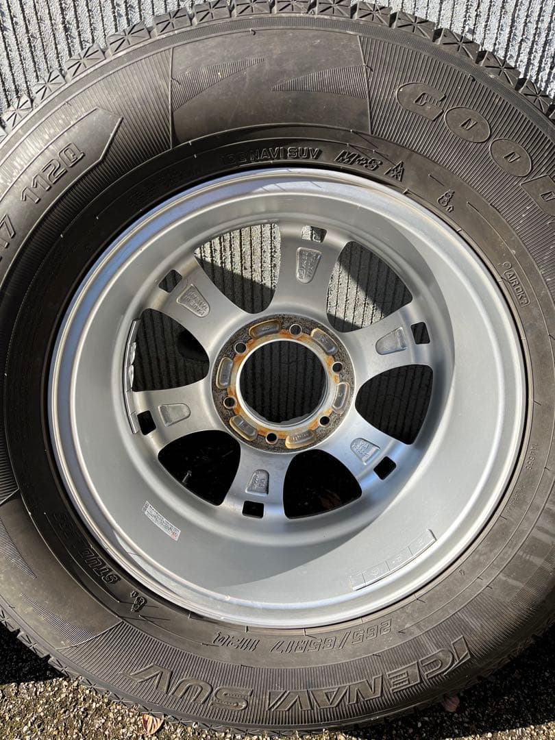 ランクルプラド150系アルミホイールとスタッドレスタイヤ 265/65R17
