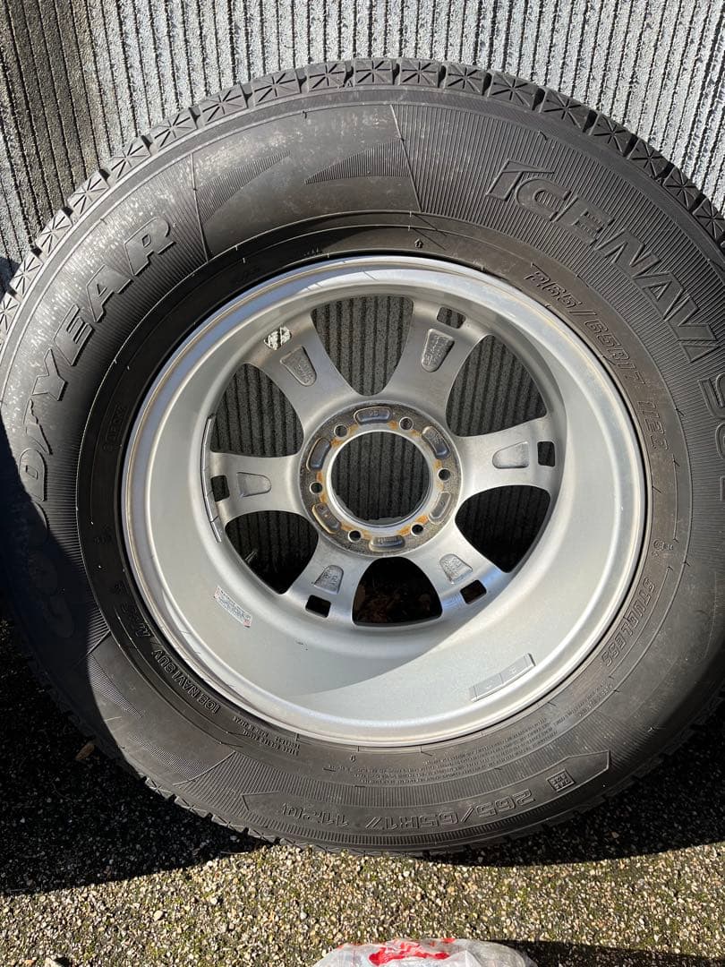ランクルプラド150系アルミホイールとスタッドレスタイヤ 265/65R17