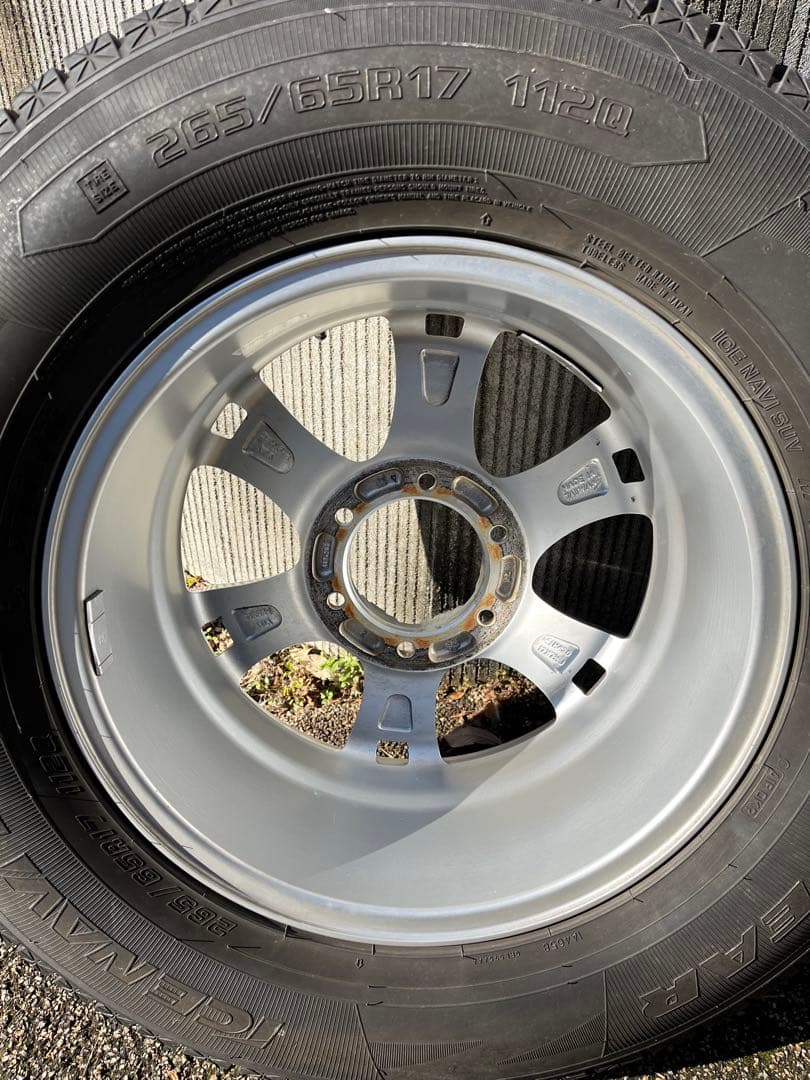 ランクルプラド150系アルミホイールとスタッドレスタイヤ 265/65R17