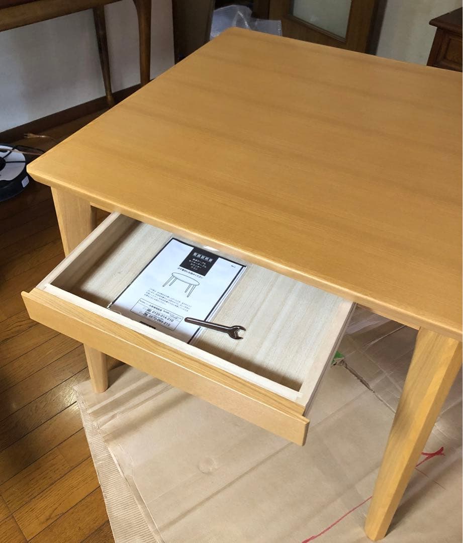 ニトリ製引出し付きダイニングテーブル(80cm角)