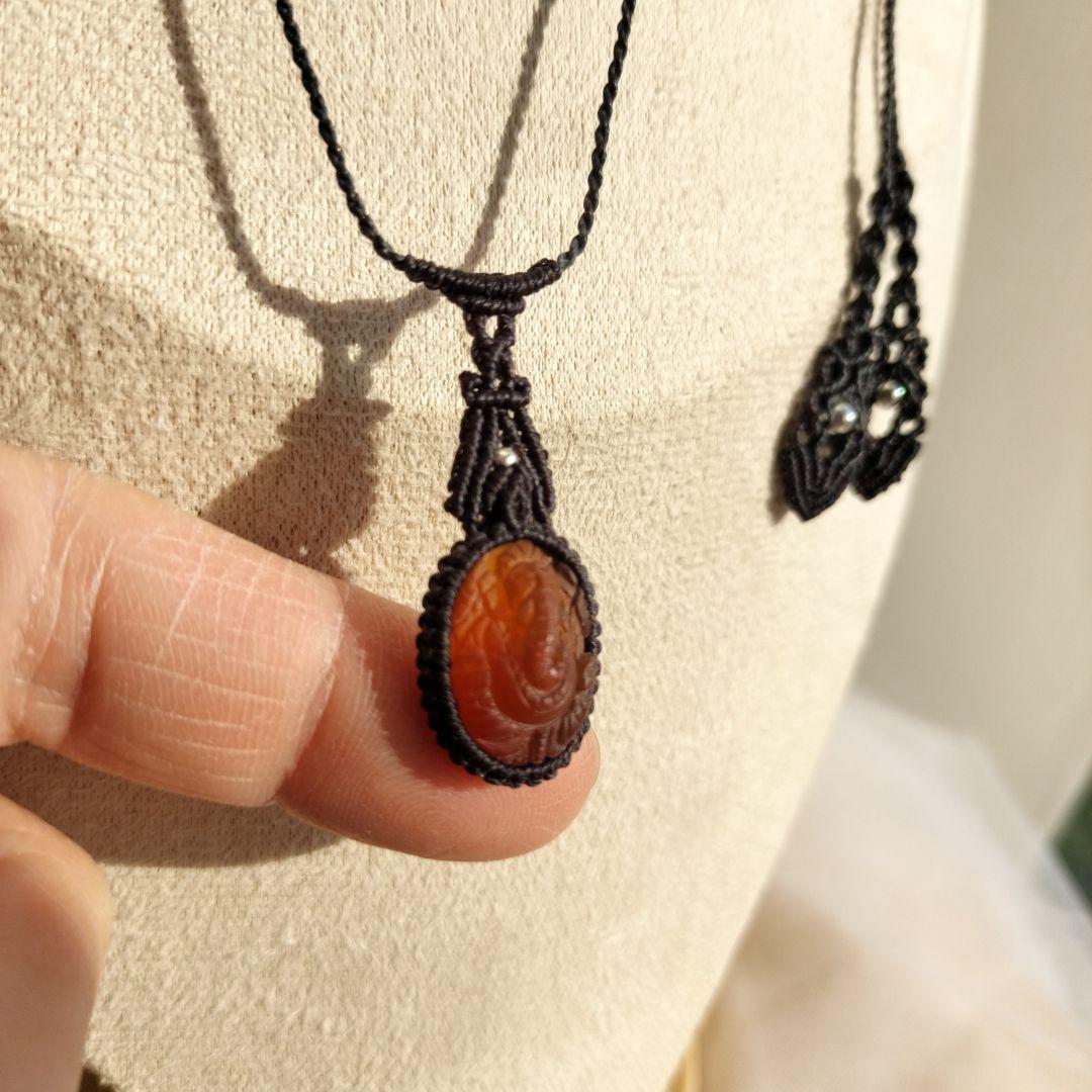 ヘソナイトガーネット　ガネーシャ彫りマクラメ編みネックレス