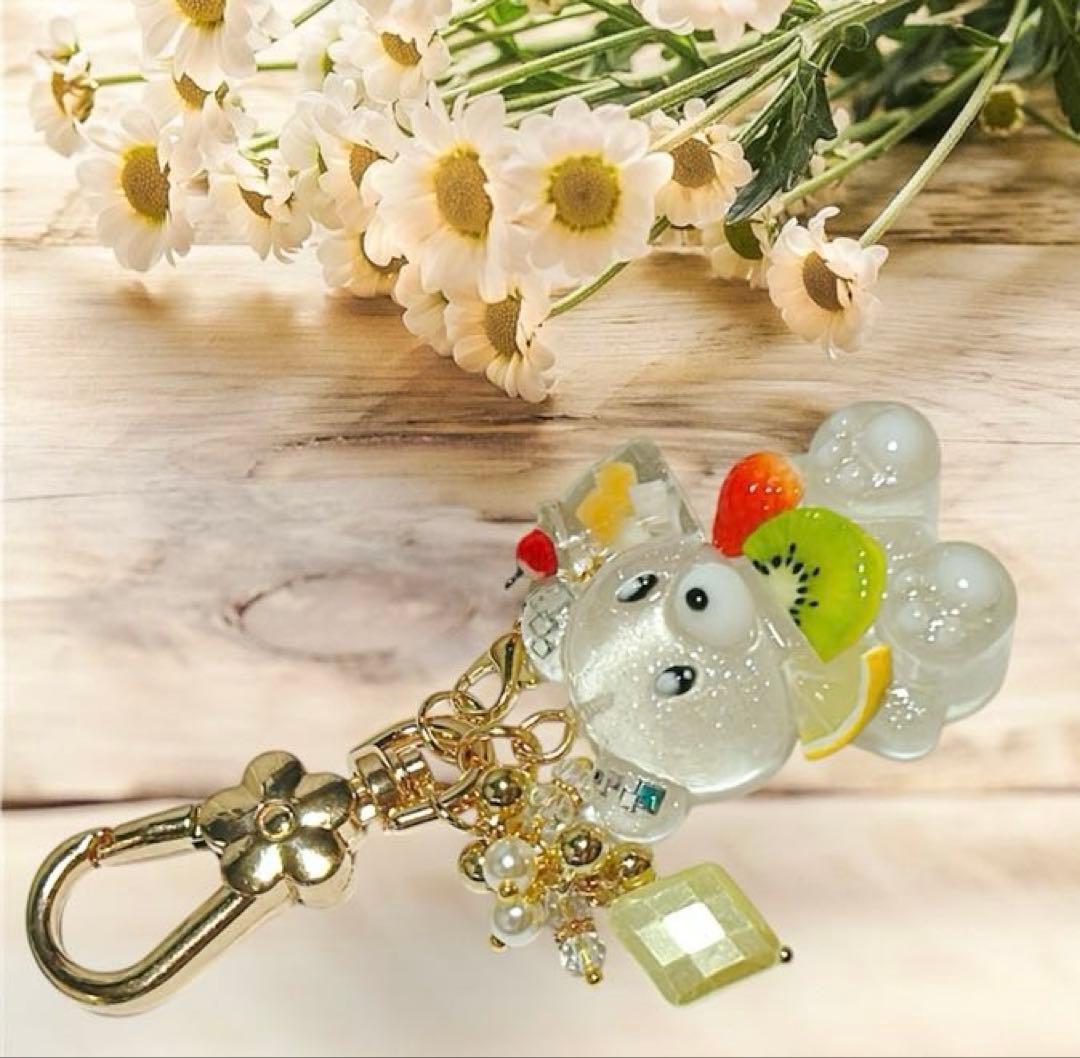 フルーツくまちゃんキーホルダー　ホワイト　苺　レジンキーホルダー　ビーズチャーム