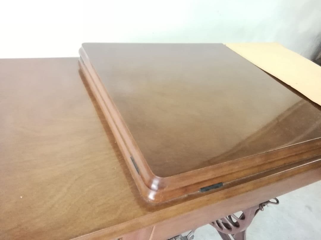 足踏みミシン/MITSUBISHI　　 テーブルその他の木製の部分は新品同様、