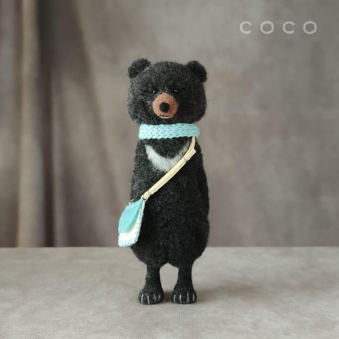 ポシェットを下げた子供なツキノワグマさん