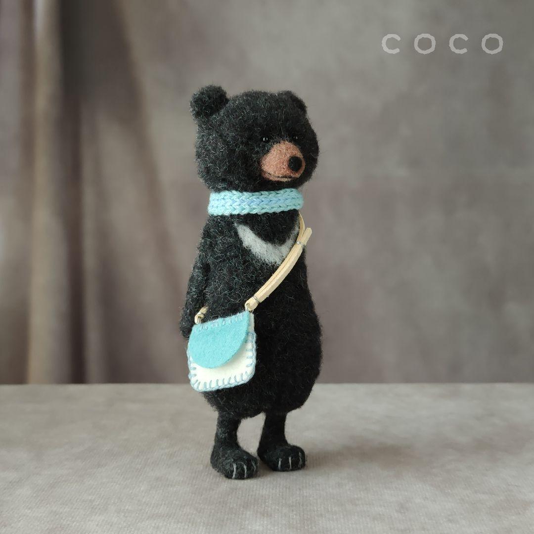 ポシェットを下げた子供なツキノワグマさん