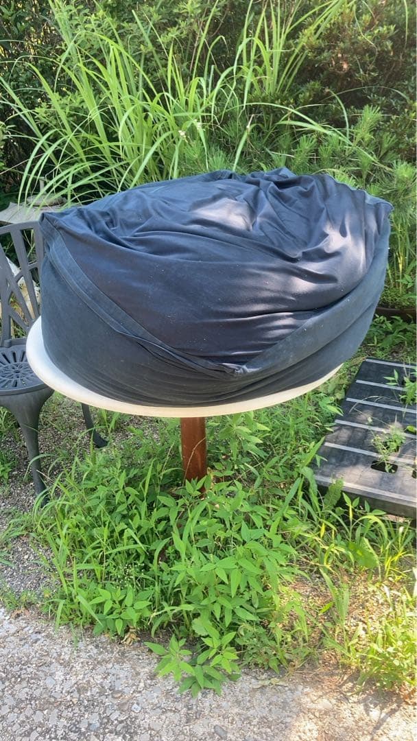 黒の円形フロアクッション