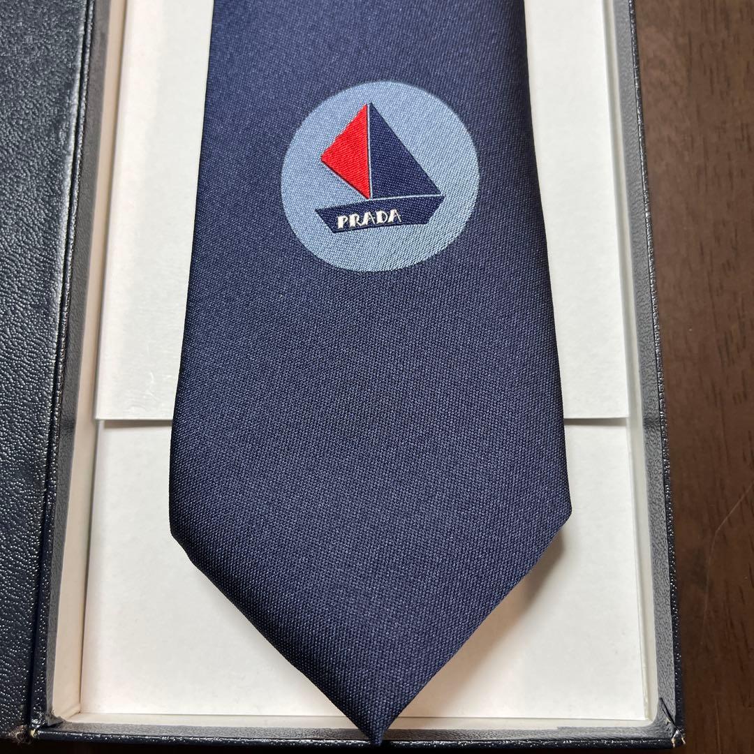 美品　プラダ　ネクタイ　紺　無地　ロゴ