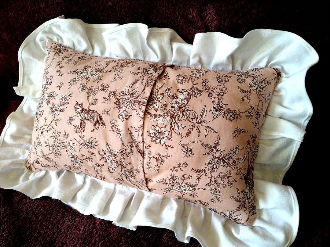 〜1/25最終価格※フランスアンティーク　ロゴ刺繍　カットレース　クッション