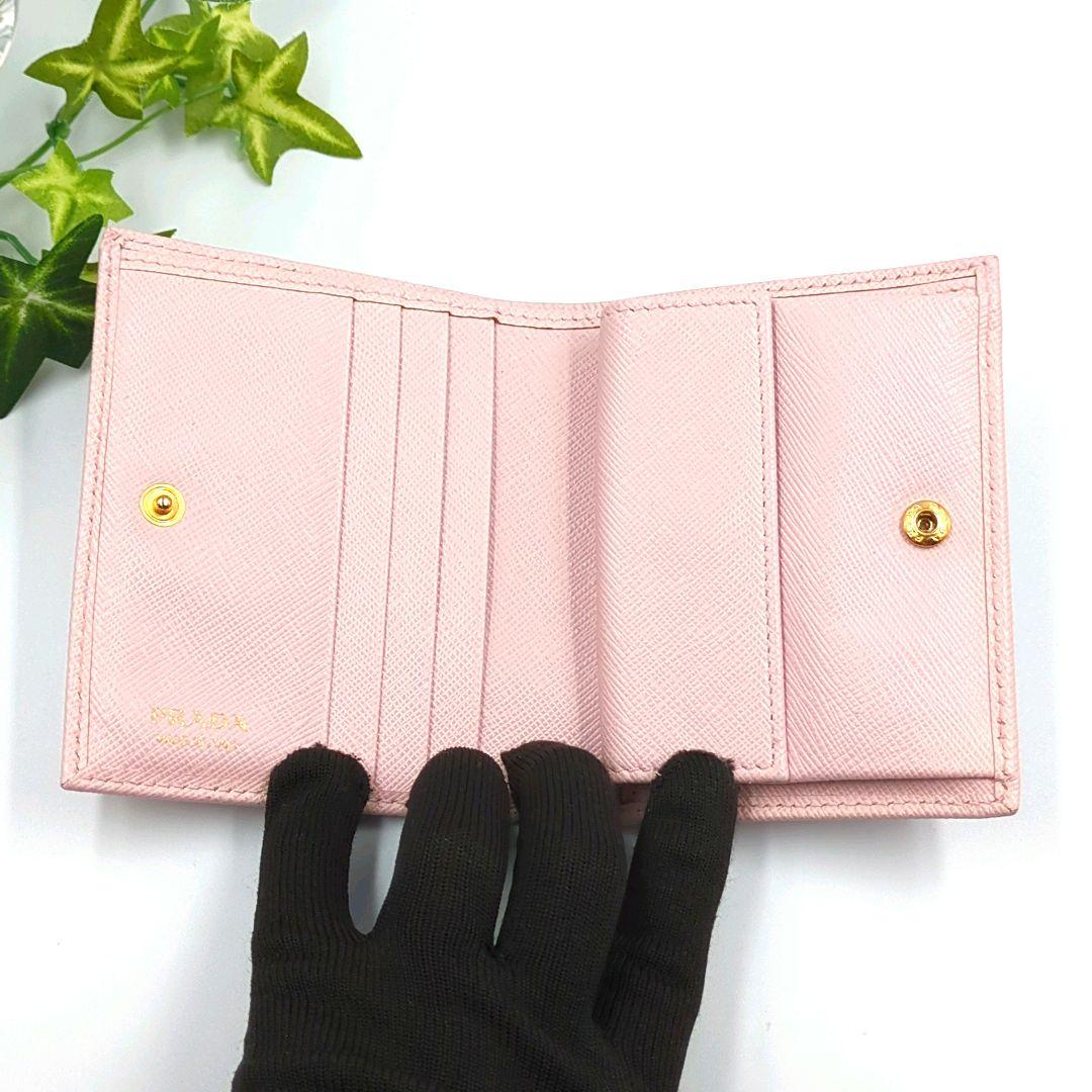 可愛い✨️PRADA　サフィアーノ　レザー　二つ折り財布　ロゴ付き